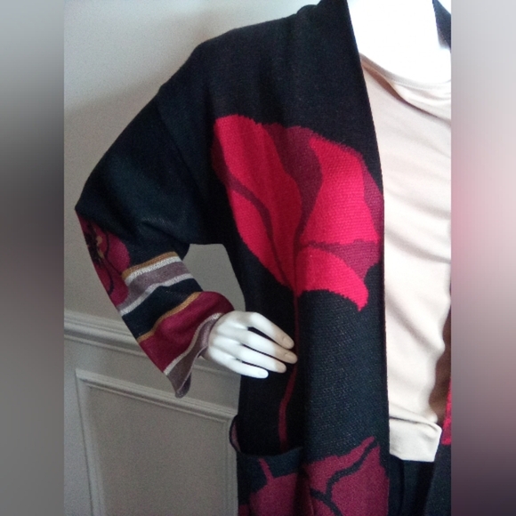 Max Sport Women's Poppy Black and Red Long Floral Cardigan Size Medium - Picture 6 of 16